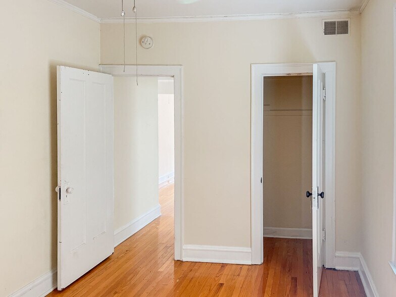 Building Photo - 2008 W Foster Ave