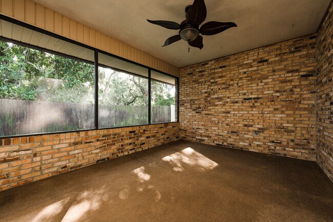 Building Photo - 1523 Poplar Dr