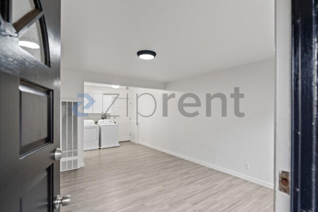 Building Photo - Unit A