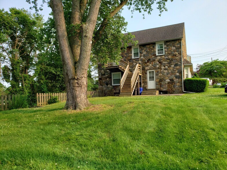 Exterior side yard; second entrance from - 125 3rd Ave