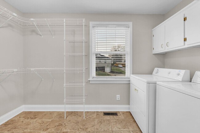 Building Photo - Great Location! Memorial Dr! Beautiful 3 Bedroom 2 Bath Ranch over Unfinished Basement!!