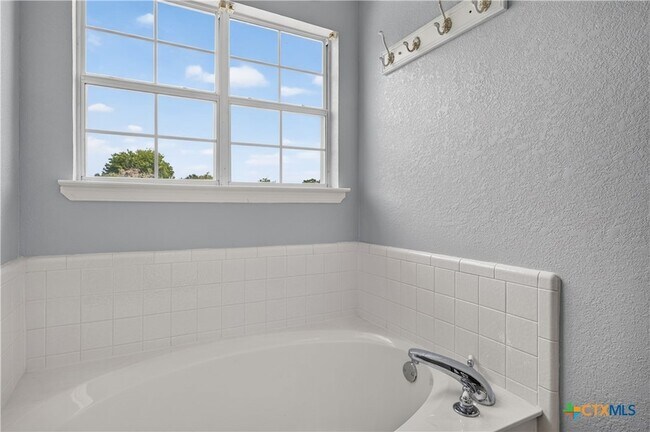 Building Photo - 1810 Mesa Oaks Cir
