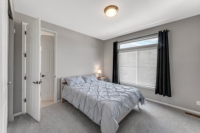 Building Photo - $4,795.00, 5 bed, 3.5 bath located in Denver.