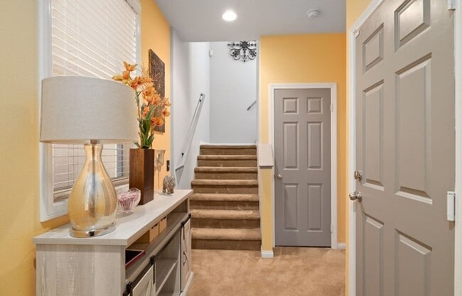 Building Photo - 4 Bed, 4 Bath Home with Solar, A/C, Washer/Dryer and 4 Parking Spaces *$1,000.00 Off One Month's ...