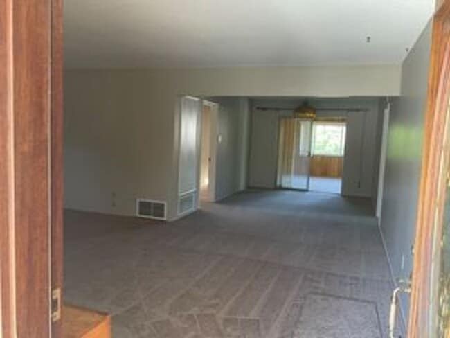 Building Photo - 5 bed 2 Bathroom in Riverside