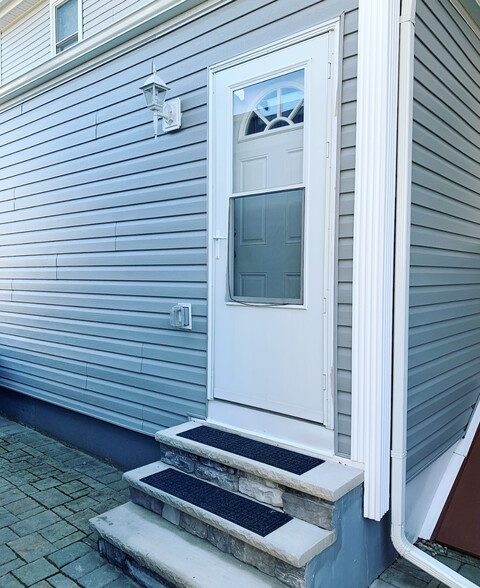 Private back door entrance. - 74 Peters Pl