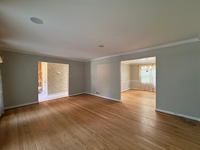 Building Photo - Spacious And Elegant 4 Bed 3 Bath Home Wit...