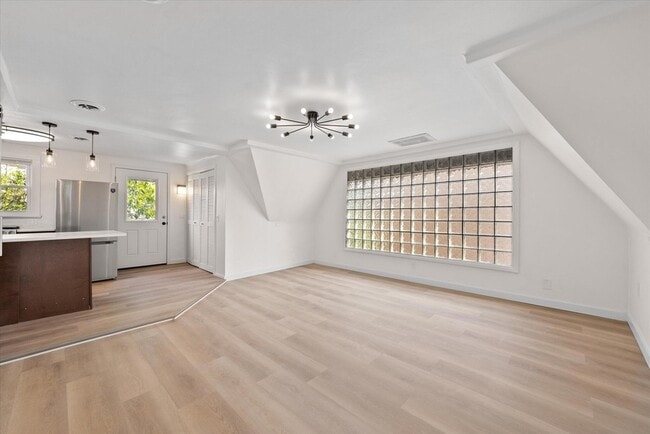 Building Photo - 2026 E Kenilworth Pl