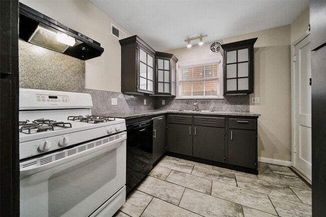 Building Photo - 4505 Larch Ln