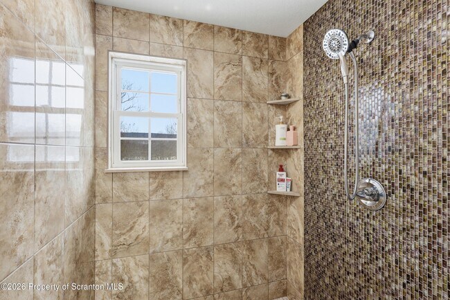 Building Photo - 124 Falcon Ln