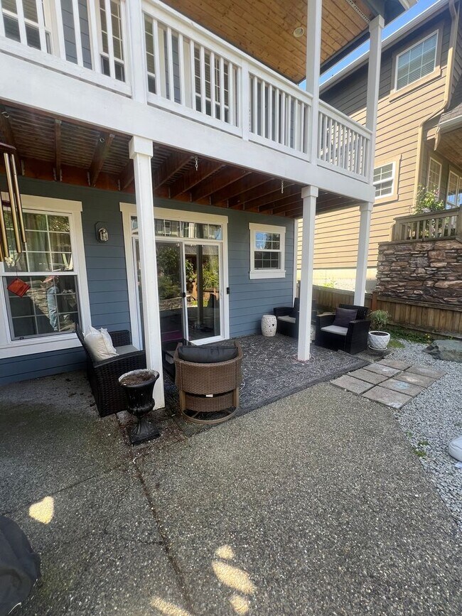 Building Photo - Stunning Trilevel home Woodinville!