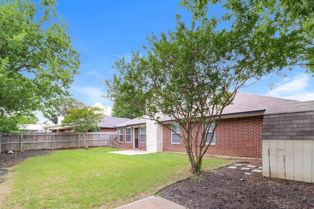 Building Photo - 504 NE Park Meadow Ln