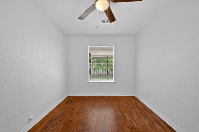 Building Photo - 7021 Oleander Ln