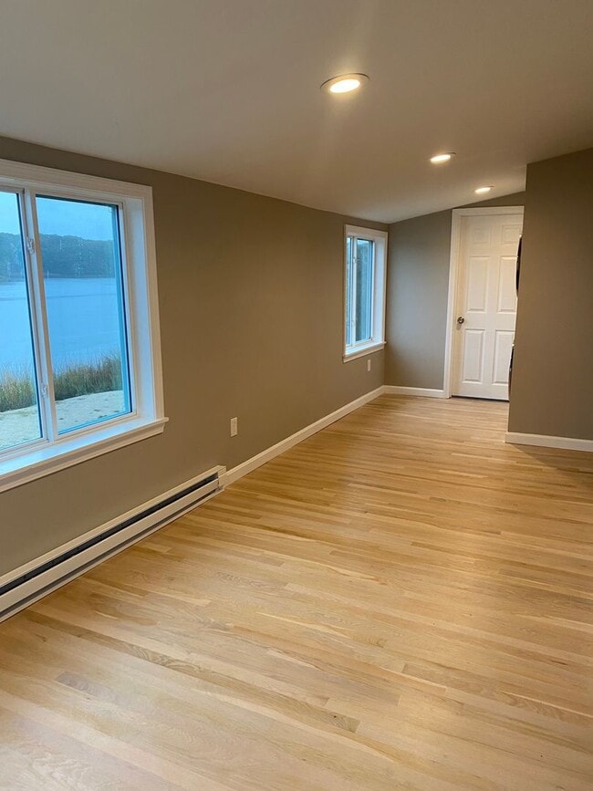 Building Photo - Waterfront Cottage in Oakland Beach