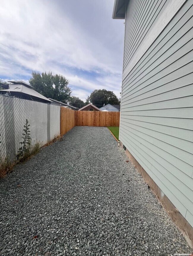 Building Photo - 611 St Thomas Ln