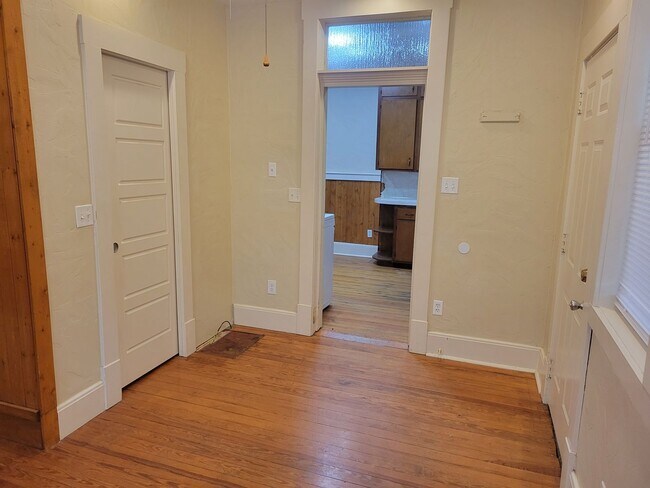 Building Photo - 2 Bedroom, 2 Bathroom! Huge Shop building ...