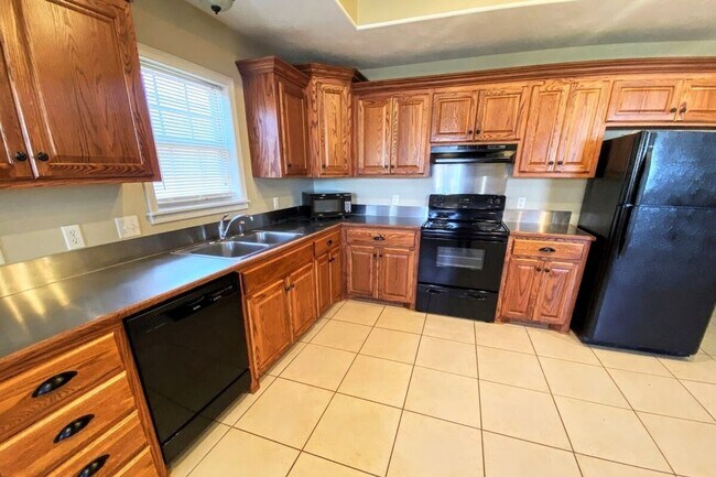 Building Photo - Spacious 2BR/2BA Duplex Near McNeese