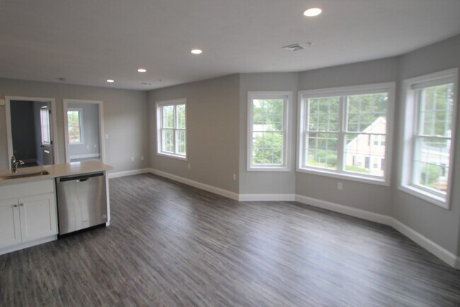 Building Photo - 316 Commercial St