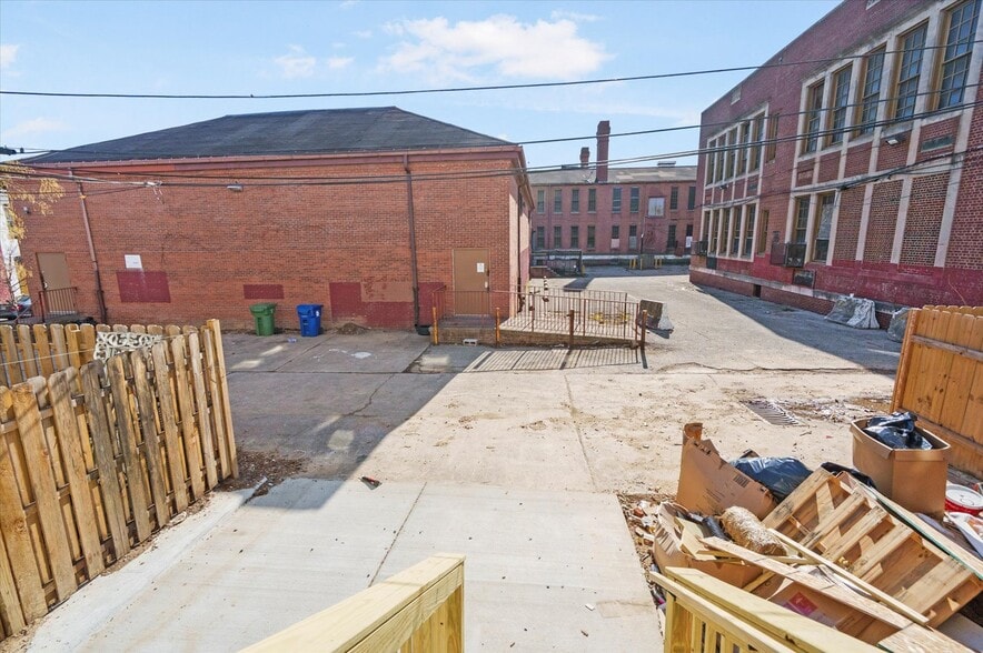 Building Photo - 1415 E Lanvale St