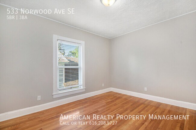 Building Photo - 533 Norwood Ave SE