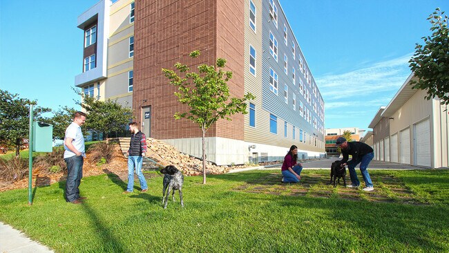 Building Photo - 4000 Gardenview Dr