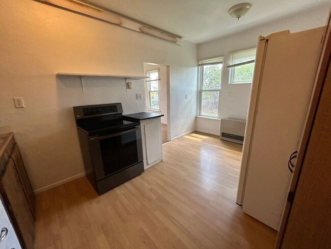 Building Photo - 2 Bed 1 Bath Large House with Fenced Yard and Washer Dryer Hookups