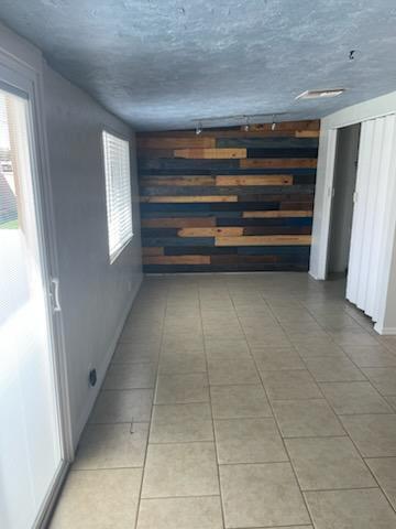 Building Photo - A charming house w/ 3 beds and 1.5 bath