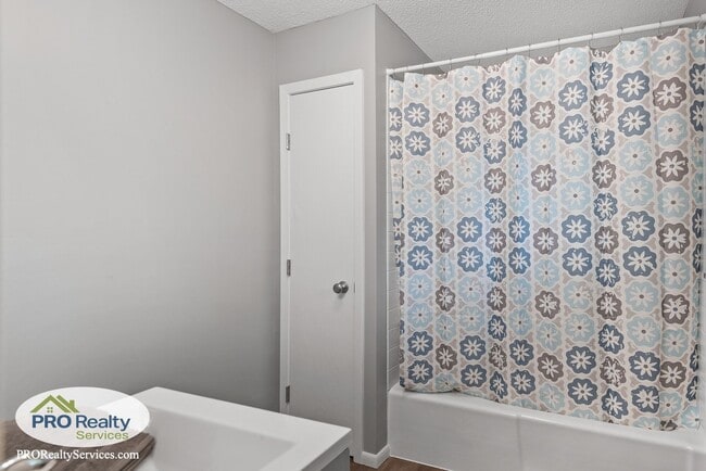 Building Photo - 5 Bedroom Home in Crystal