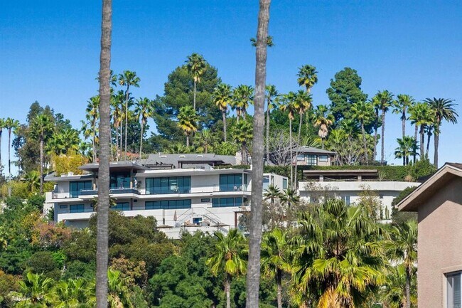 Building Photo - 5750 Hollywood Blvd