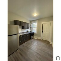 Building Photo - 3 Bedroom Townhome