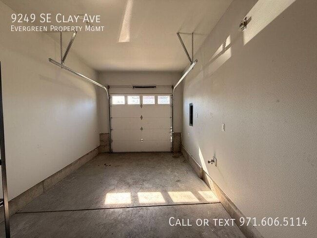 Building Photo - 9249 SE Clay St