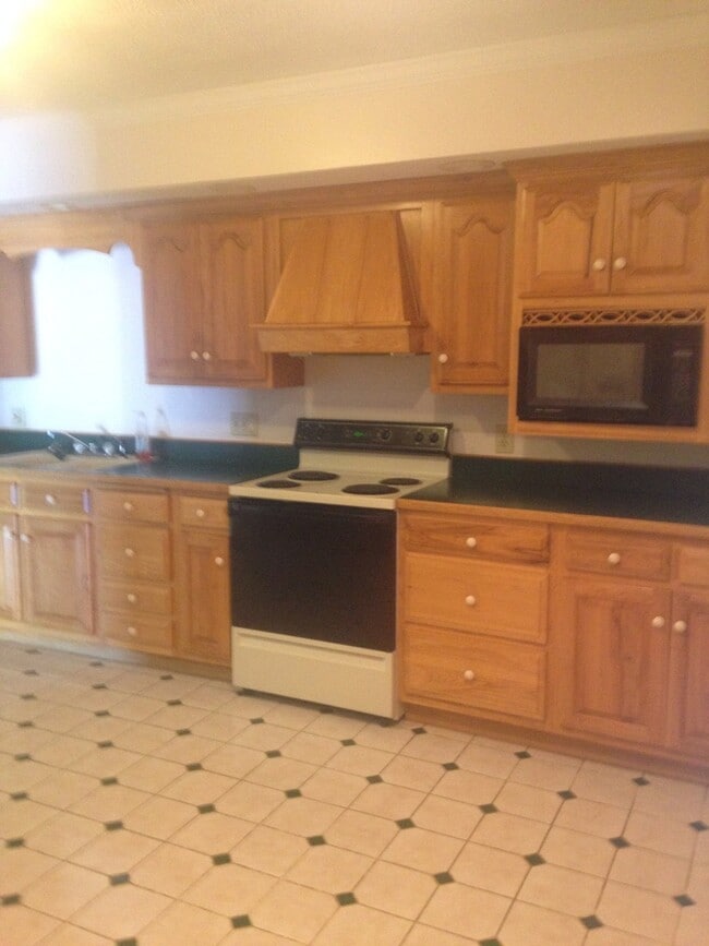 Building Photo - Immaculate three bedroom home in Ashland.