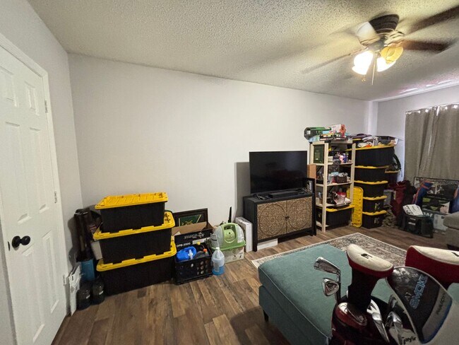 Building Photo - FOR RENT