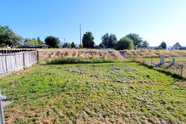 Building Photo - 6131-6131 Onyx Ave