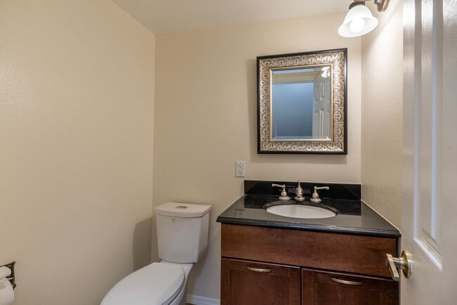 Building Photo - Updated private 2 bedroom/2.5 townhouse in...