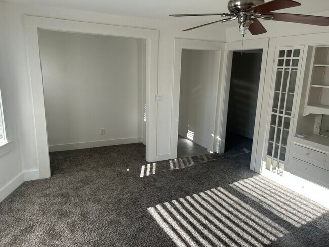 Building Photo - 3 Bedroom Unit Available Now!!
