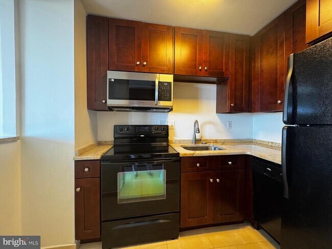 Building Photo - 2059 Huntington Ave