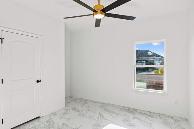 Building Photo - 206 E Persimmon Dr
