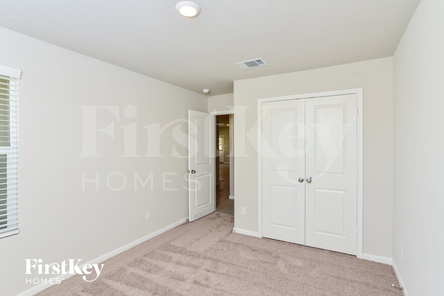 Building Photo - 15015 Maskette Ave