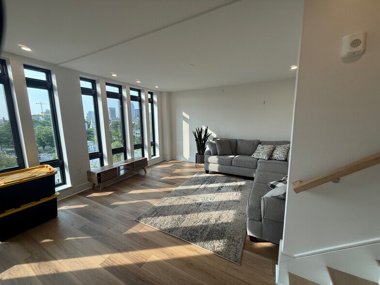 Building Photo - 1948 Washington St