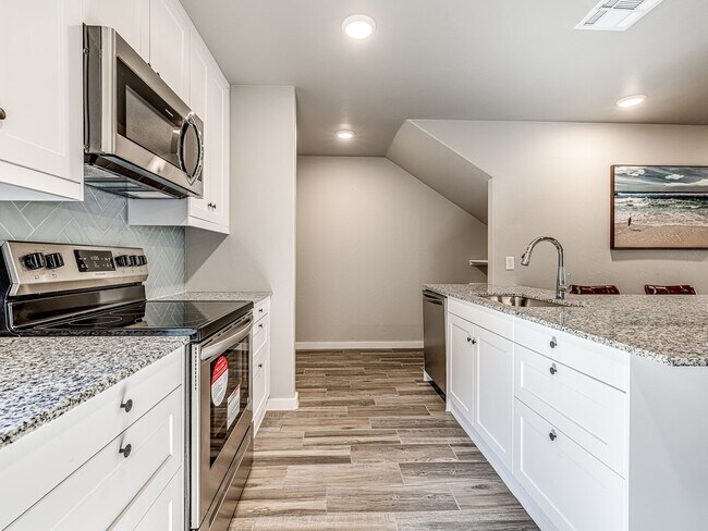 Building Photo - Newer home in the heart of OKC + 5 bedrooms + 5 bathrooms + 2 car garage