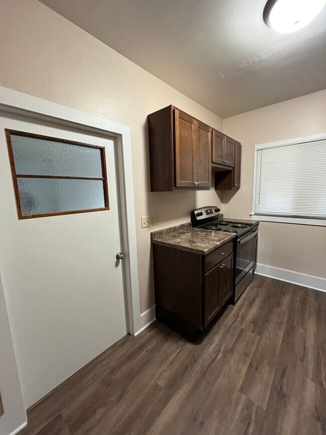 Primary Photo - 1200 1/2 Superior Ave