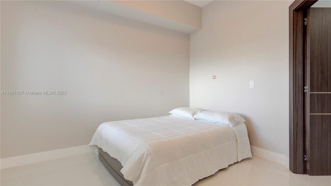 Building Photo - 2020 N Bayshore Dr