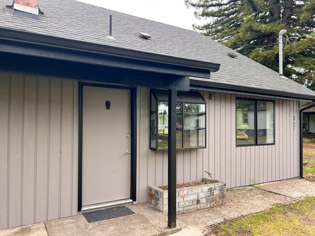 Building Photo - 3BD/2BA LARGE HOME IN LEBANON