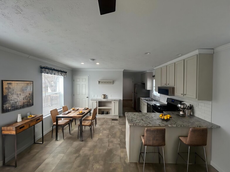 Building Photo - 103 Oak Ave