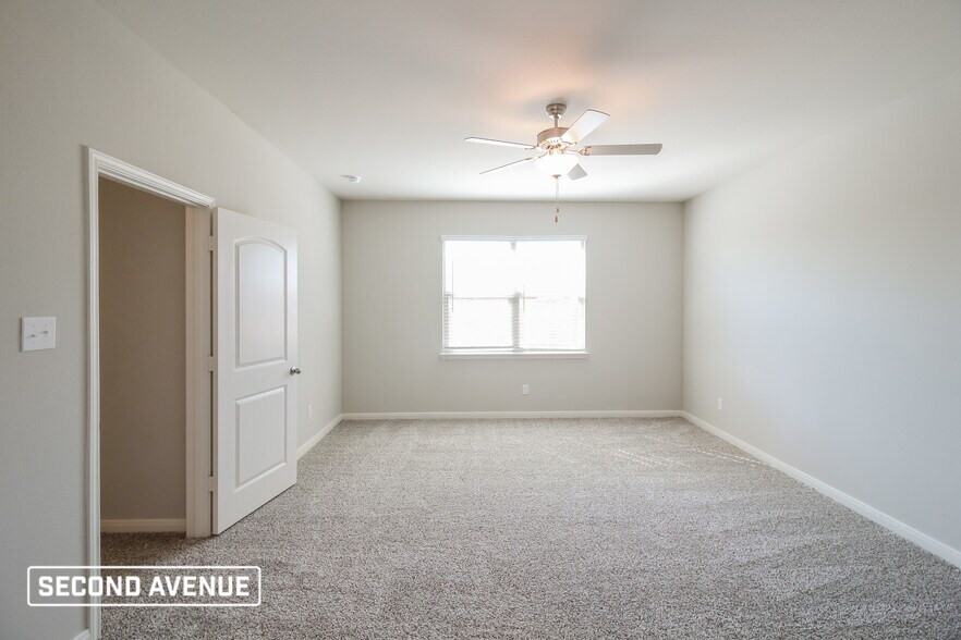 Building Photo - 2105 Meadow Dr