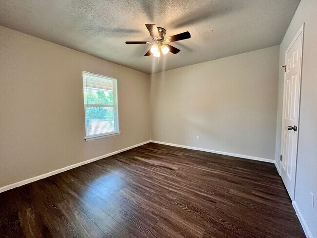 Building Photo - 3 Bedroom 2 Bath~ Close to Fort Sam!