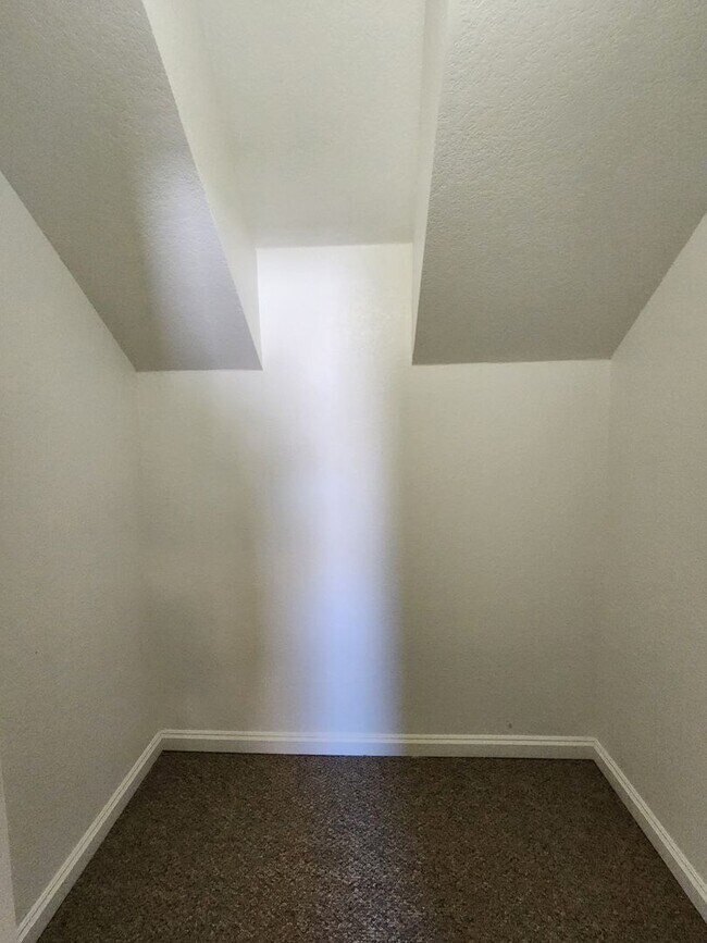 Building Photo - Roomy 3 Bedroom Duplex in Benbrook