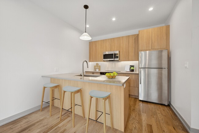 Building Photo - 1331 W Estes Ave