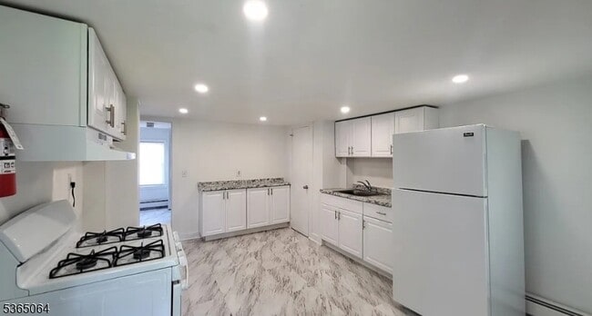 Primary Photo - 60 E McFarlan St